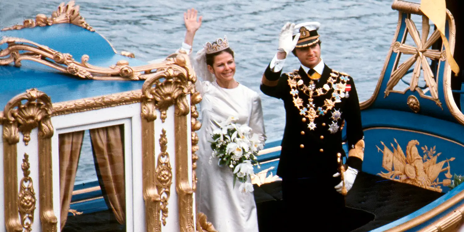 The bride and groom waving from the royal barge Vasaorden.